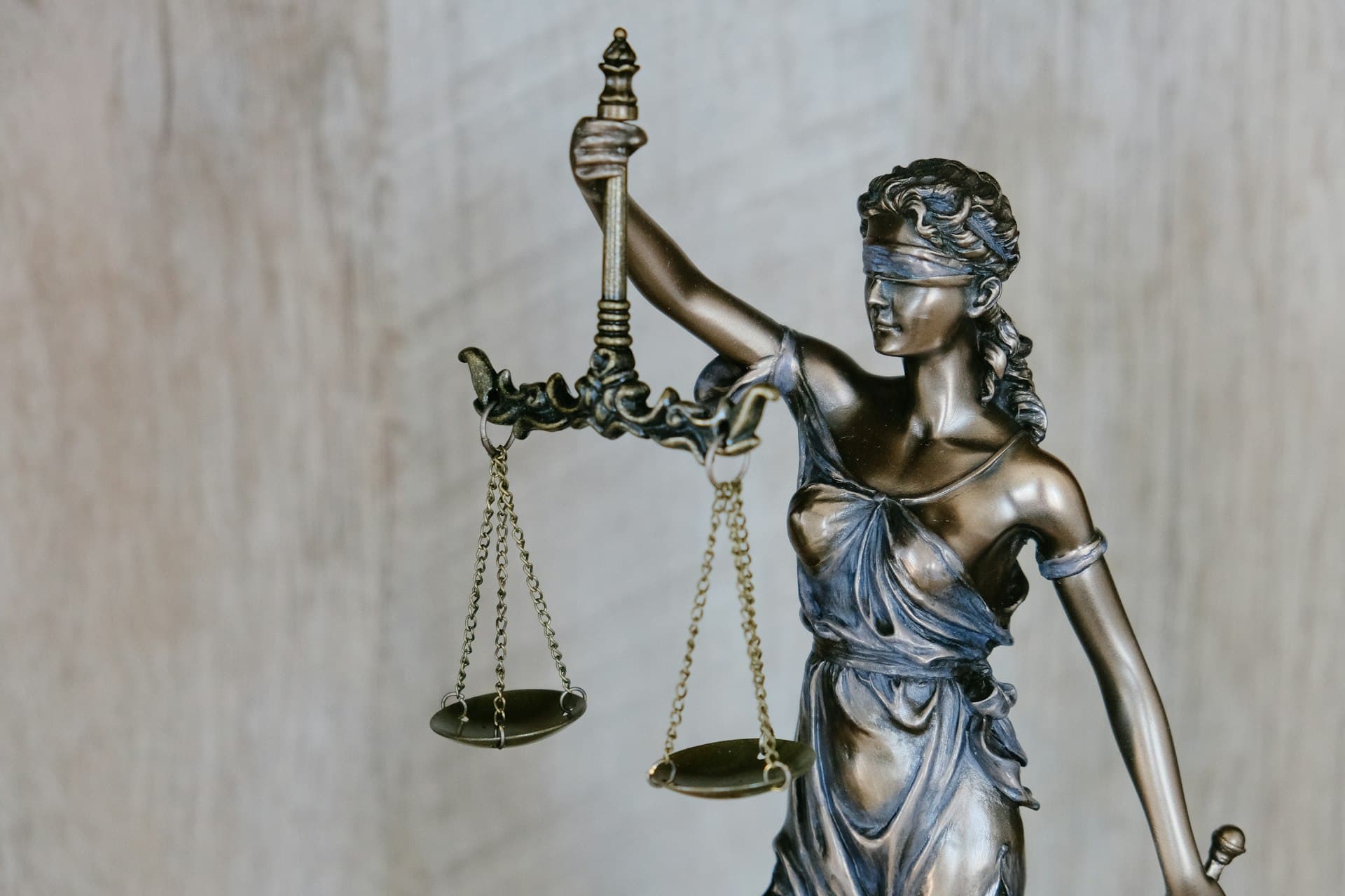 Statuia Justiției cu balanța
